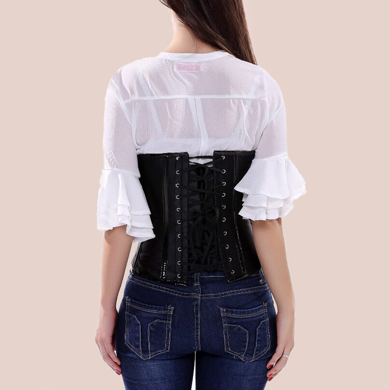 Tył gotyckiego czarnego gorsetu z ekoskóry na modelce, ukazujący eleganckie sznurowanie i dopasowanie do sylwetki.