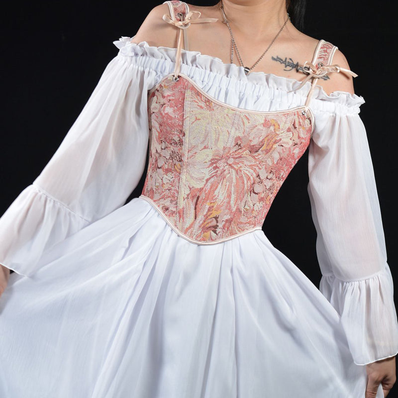Renesansowy gorset Florentina w różowe kwiaty, widok z przodu na modelce, podkreślający wzór i krój.