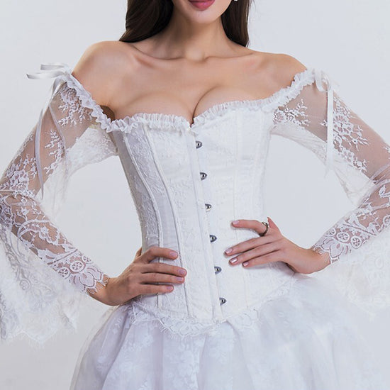 Biały gorset overbust hiszpanka z koronkowymi długimi rękawami, widok z przodu na modelce. Elegancki top gorsetowy idealny na specjalne okazje.