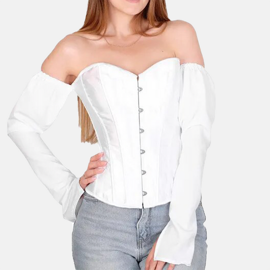 Biały gorset wizytowy satynowy z długimi rękawami Bardot i odkrytymi ramionami, noszony przez modelkę, podkreślający elegancką sylwetkę. Idealny na specjalne okazje.