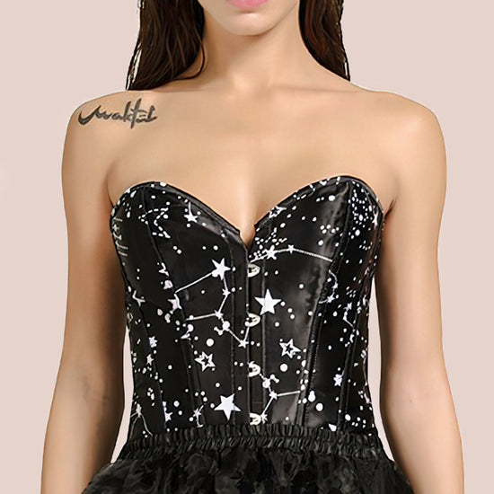 Czarny gorset bustier w gwiazdy z metalowym zapięciem, podkreślający talię i biust.
