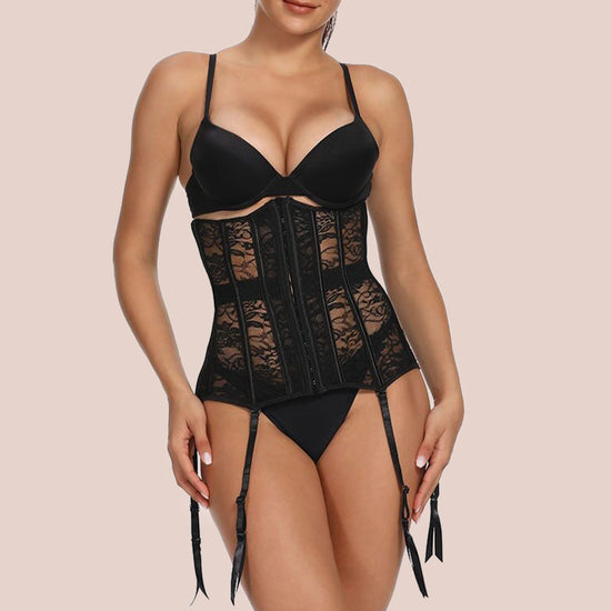 Czarny koronkowy gorset underbust z pasem do pończoch, widok z przodu na modelce.