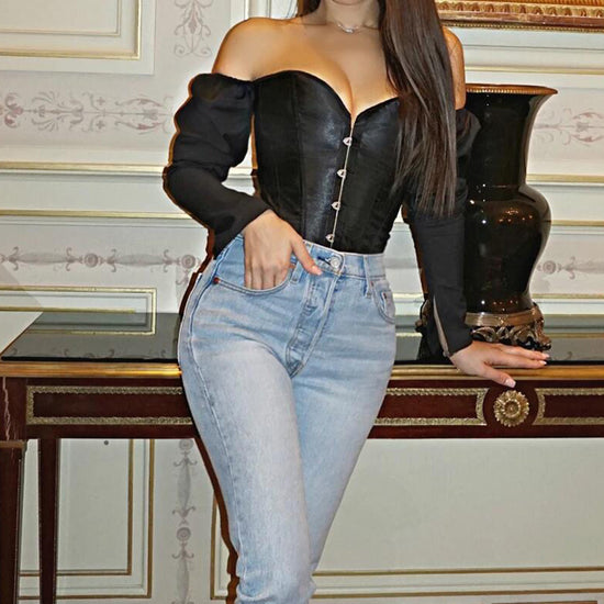 Elegancki czarny gorset bustier z długimi rękawami opadającymi na ramiona, podkreślający biust i talię, idealny do stylizacji.