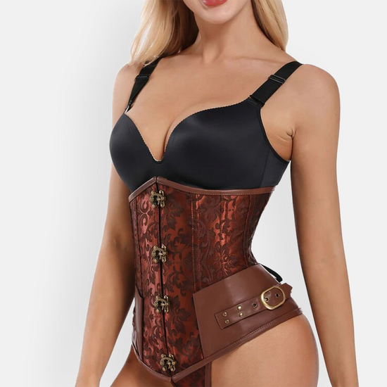 Zbliżenie na brązowy gorset steampunk pod biust, ukazujące detale brokatowego wzoru i boczne klamry na modelce.
