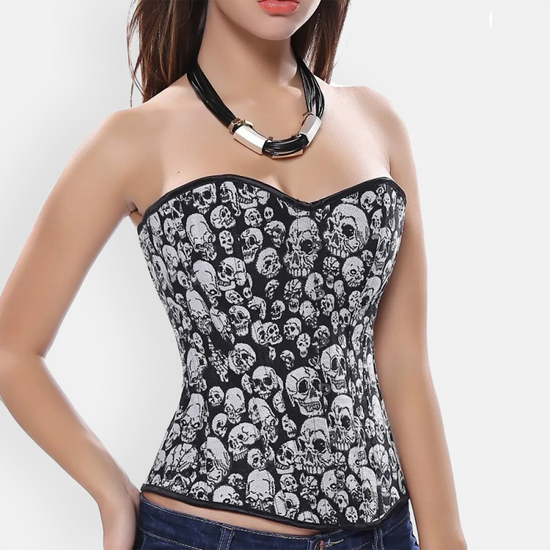 Gotycki gorset bustier w czarno-białe czaszki na modelce, z dekoltem w serce i rockowym stylem, idealny do odważnych stylizacji.