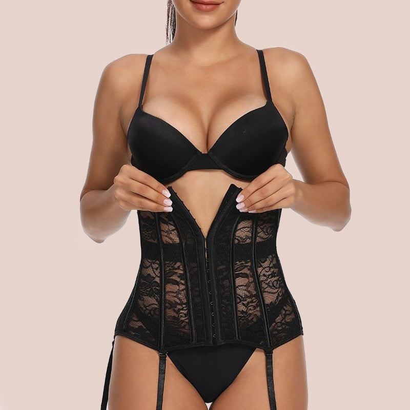 Modelka prezentująca czarny koronkowy gorset modelujący underbust z zapięciem z przodu.